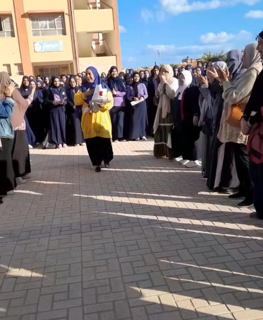 ممر شرفي لمديرة مدرسة سميرة موسي بالعجمي