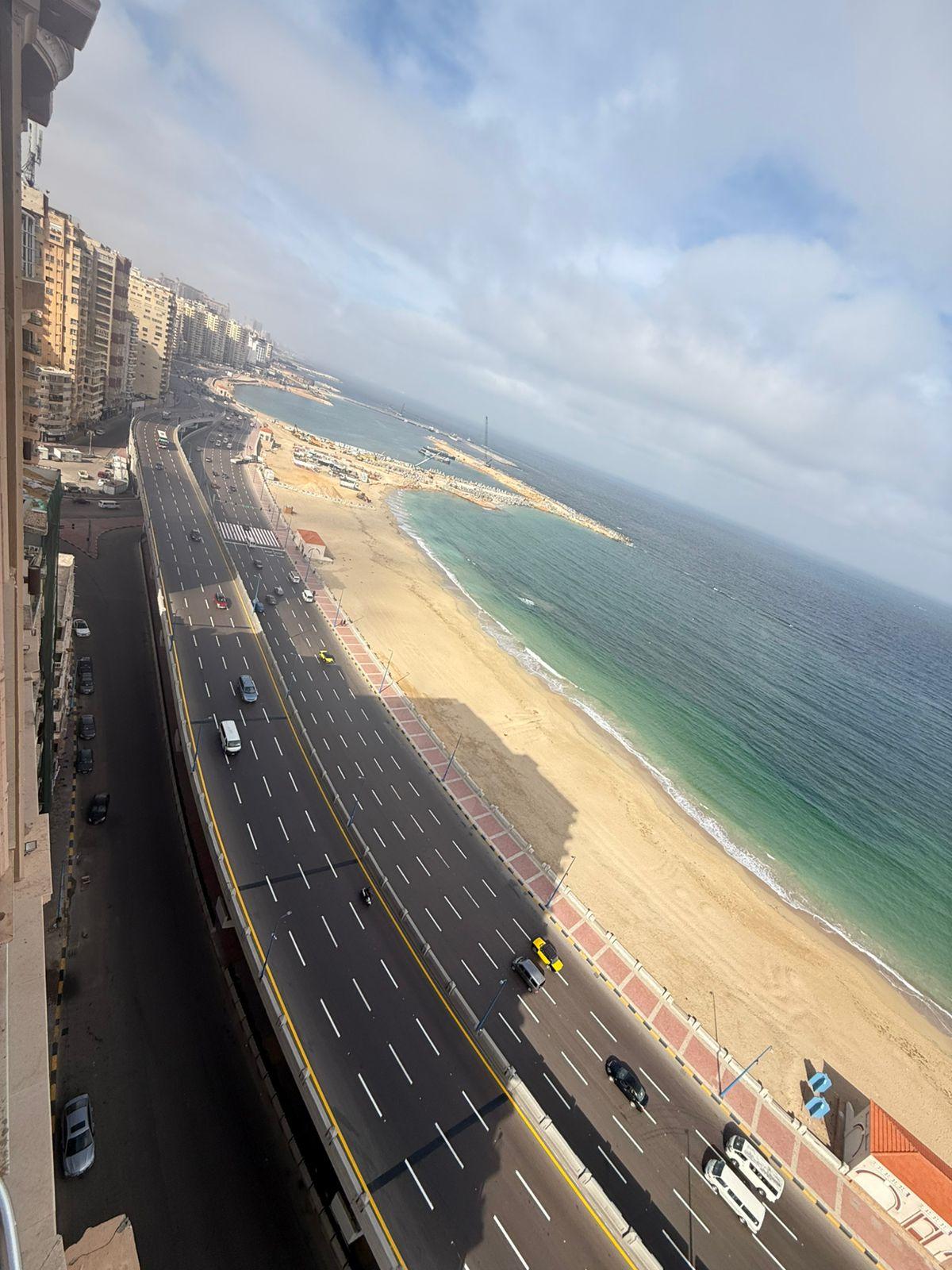 استعدادات الإسكندرية لفصل الصيف.. الانتهاء من أعمال التخطيط الأرضي بطريق الكورنيش وإشارات عبور المشاة*