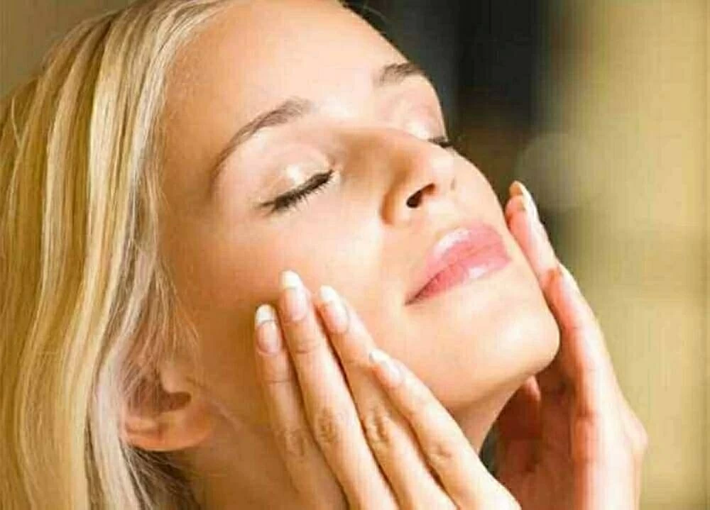 بدون فلاتر أو ماكياج.. كيف تحصلين على بشرة صحية متألقة في 2026