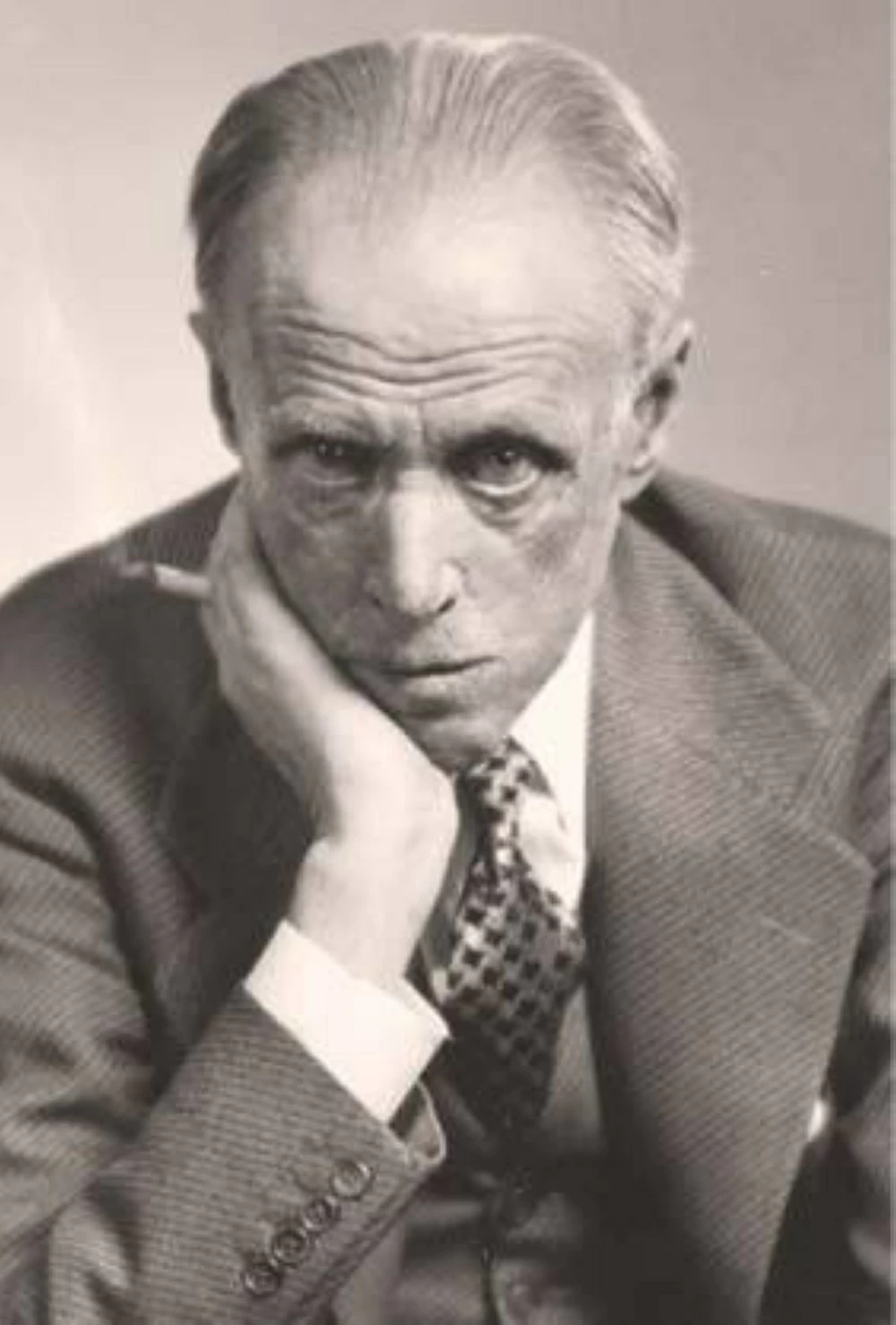 ترجمات| 75عامًا على رحيل «سنكلير لويس».. مرآته الساخرة «بابِت» تكشف الهوس الأمريكي بالمادية والترويج