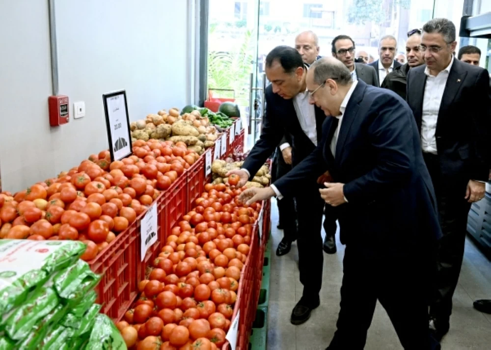 الطماطم بـ20 جنيها.. رئيس الوزراء يتفقد منفذ «كاري أون» بمصر الجديدة