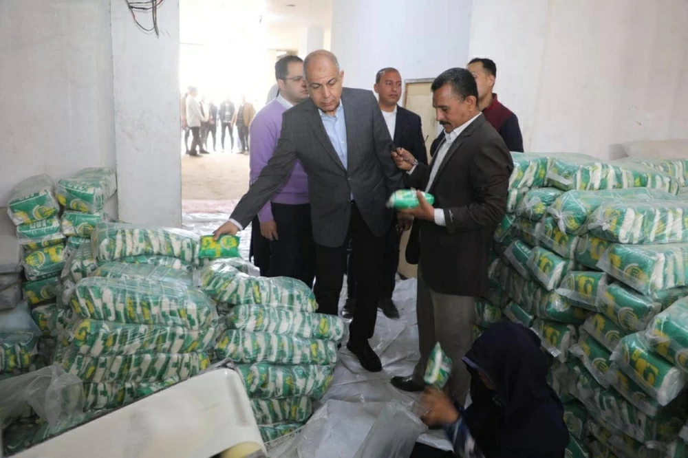 محافظ المنيا يتفقد مخزنًا لتعبئة السلع الغذائية وقافلة تموينية بقرية بني عبيد