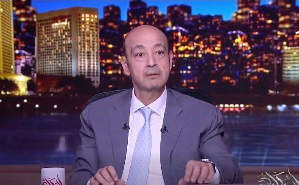 عمرو أديب يقلد الرئيس الأمريكي بطريقة ساخرة