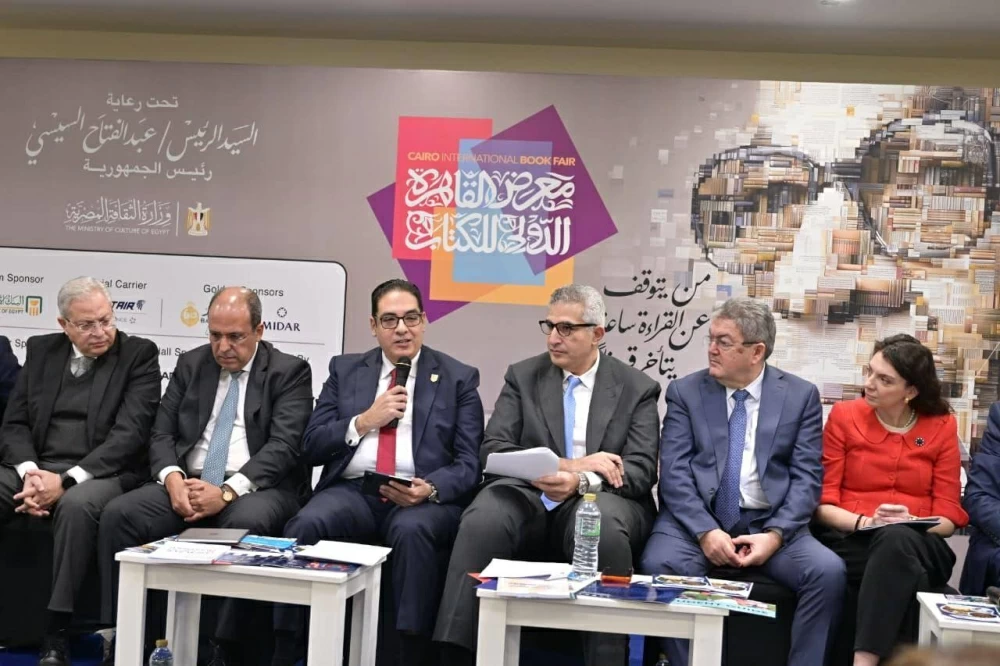 رئيس جامعة القاهرة يشارك في الندوة المصرية–الرومانية رفيعة المستوى بمعرض الكتاب
