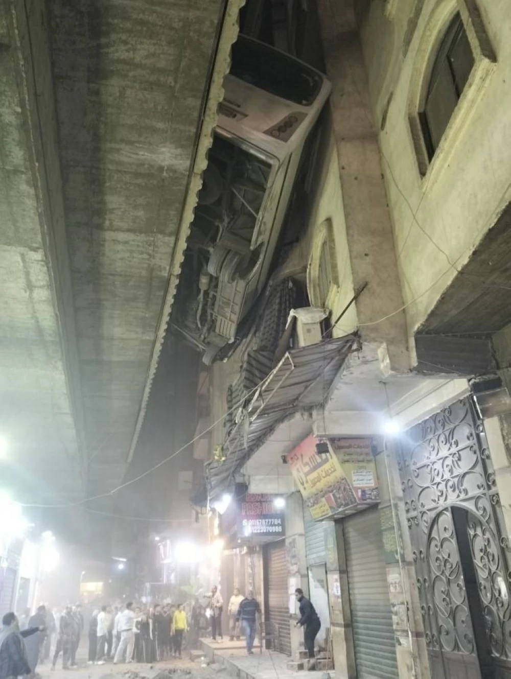 عودة حركة المرور بعد رفع آثار حادث «الأتوبيس المعلق» بنزلة عرابي في الجيزة