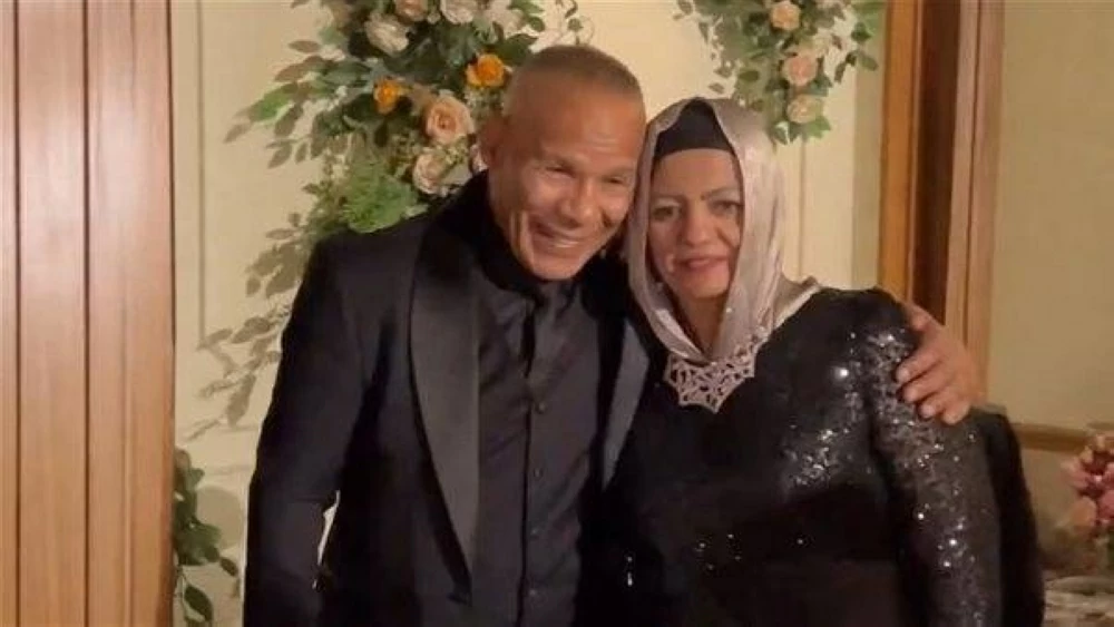 تصارع الموت على أجهزة التنفس الصناعي.. الشحات مبروك يكشف تفاصيل وفاة زوجته خلال تصوير «علي كلاي»