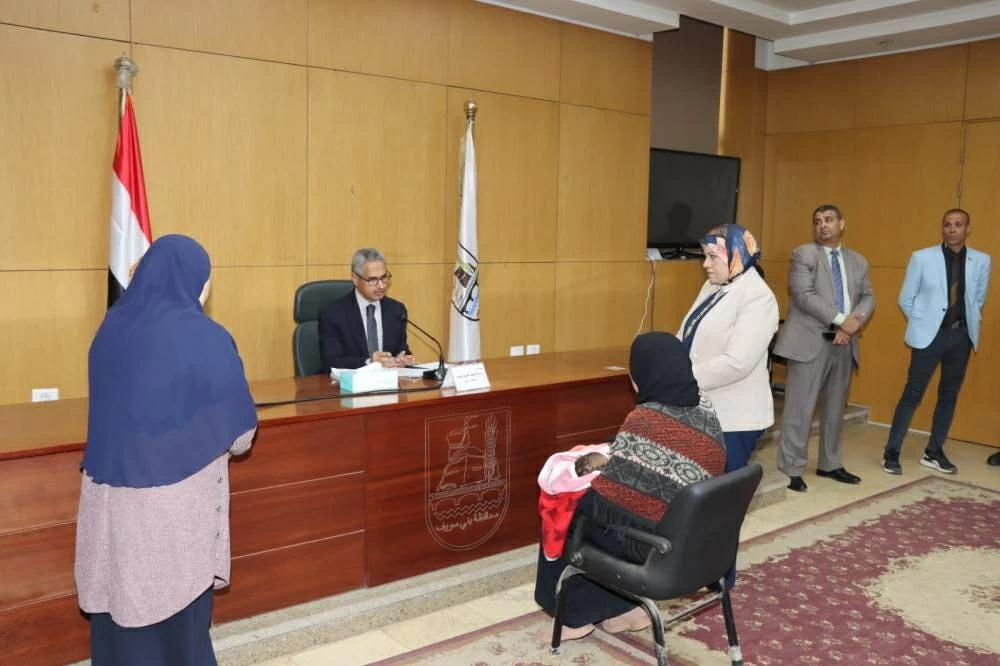 محافظ بنى سويف يناقش مطالب المواطنين فى 4 قرى ويوجه بدعم أسرة أولى بالرعاية