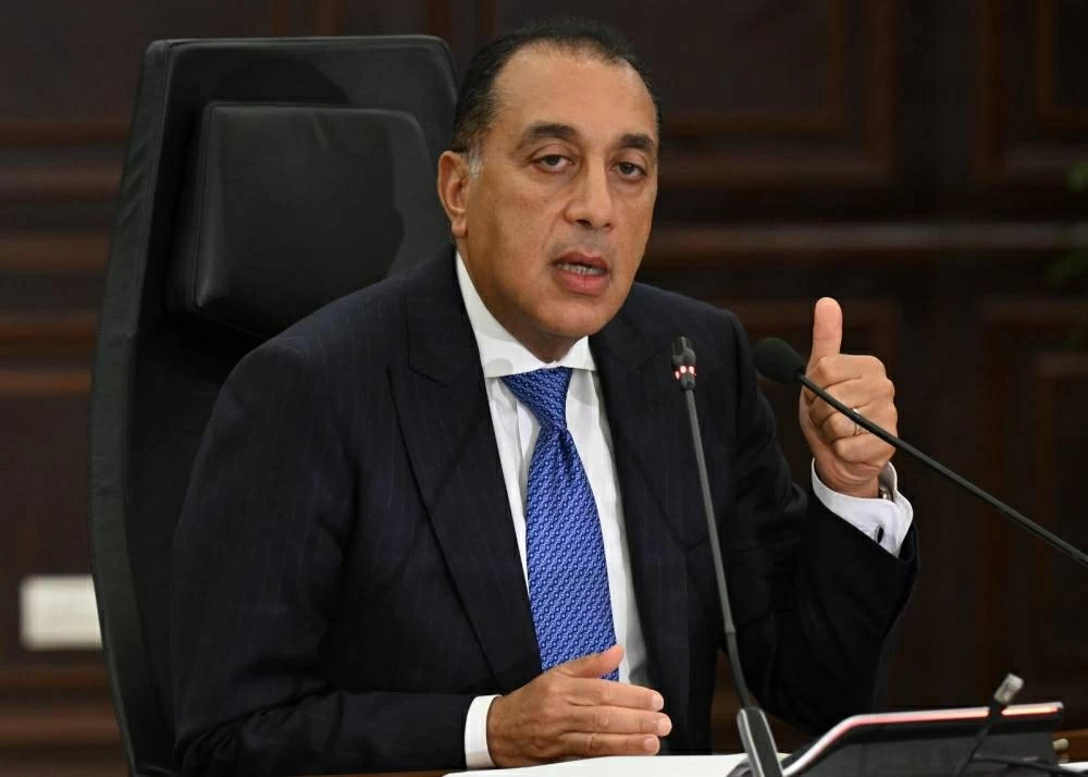 هل ينطبق قرار «العمل عن بعد» بالمدارس والجامعات؟.. رئيس الوزراء يوضح