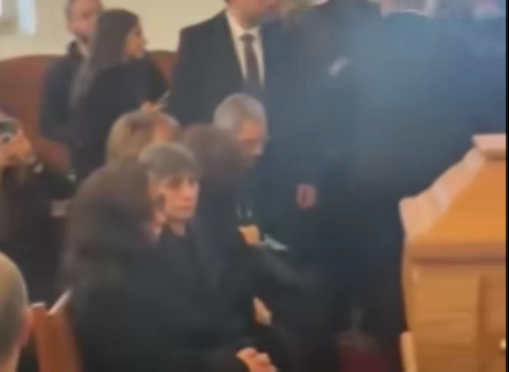 فيروز تنهار في جنازة وعزاء نجلها هلي الرحباني (فيديو)