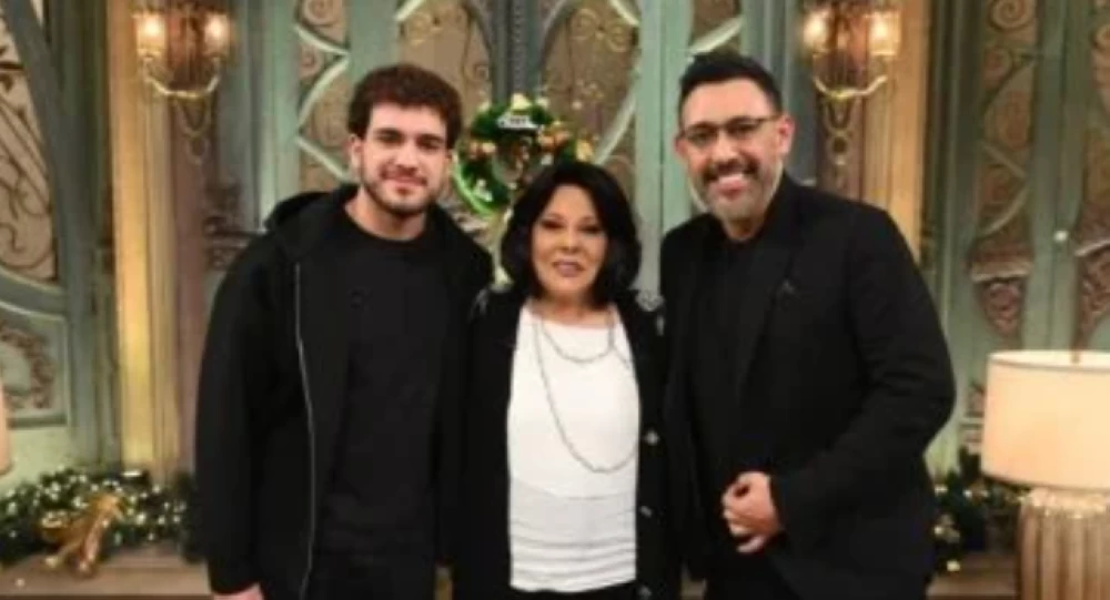 أول ظهور لـ نجل عمرو مصطفى: «بابا بيزعق للفنانين فى التليفون وبعدها يهزر معانا» (فيديو)