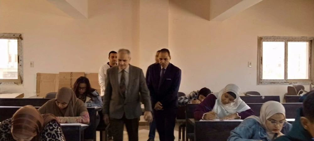 رئيس جامعة أسوان يتفقد امتحانات الفصل الدراسى الاول بكلية الآثار