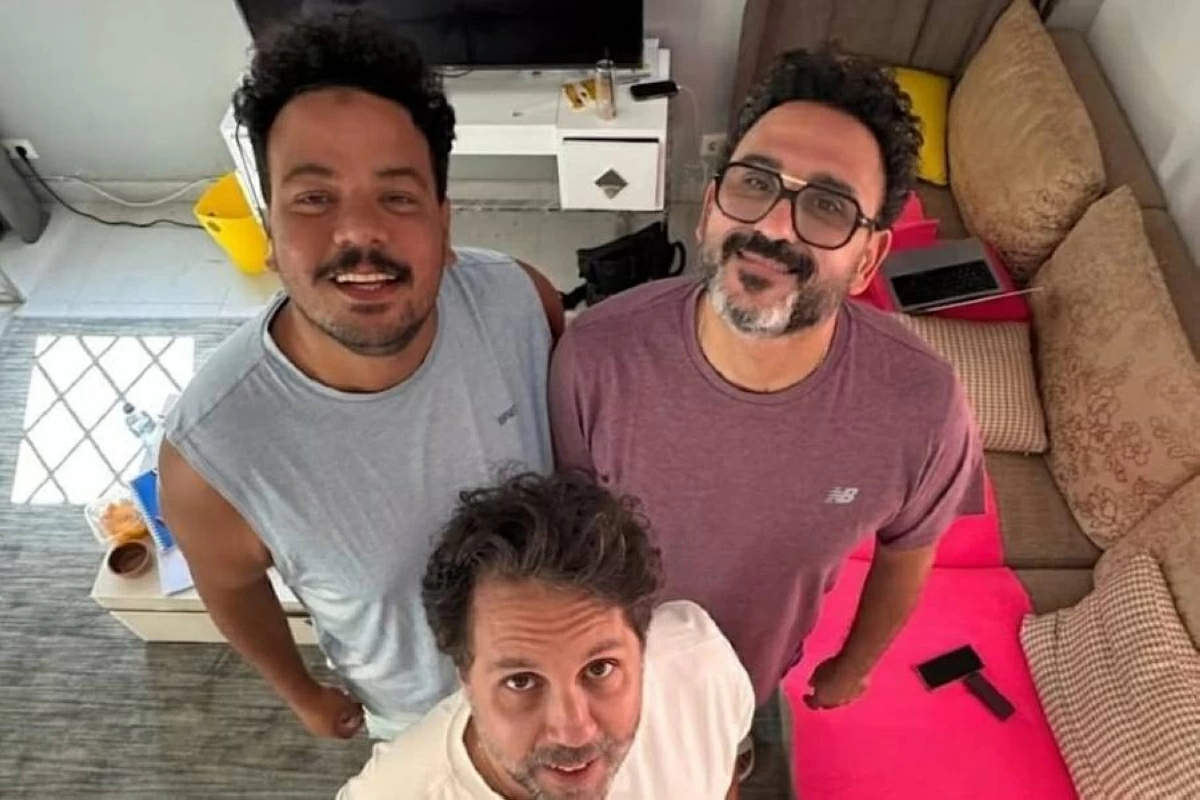 أكرم حسني: قطعنا جزءًا كبيرًا من تصوير «الورشة» ونستعد لعرضه بنهاية الصيف