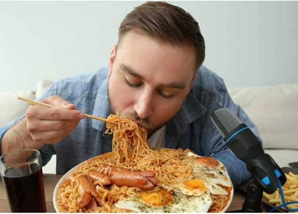 «افتحلهم الثلاجة هيرتاحوا».. أبراج لا تستطيع مقاومة الطعام وقت الضغط النفسي