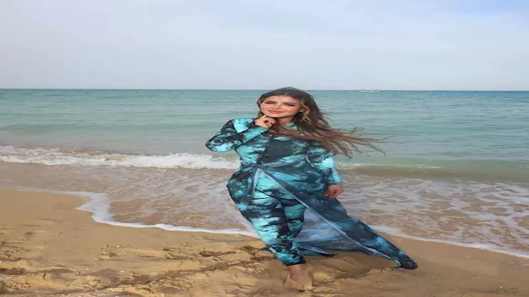 "على شاطئ البحر".. 13 صورة لزوجة إمام عاشور في المصيف