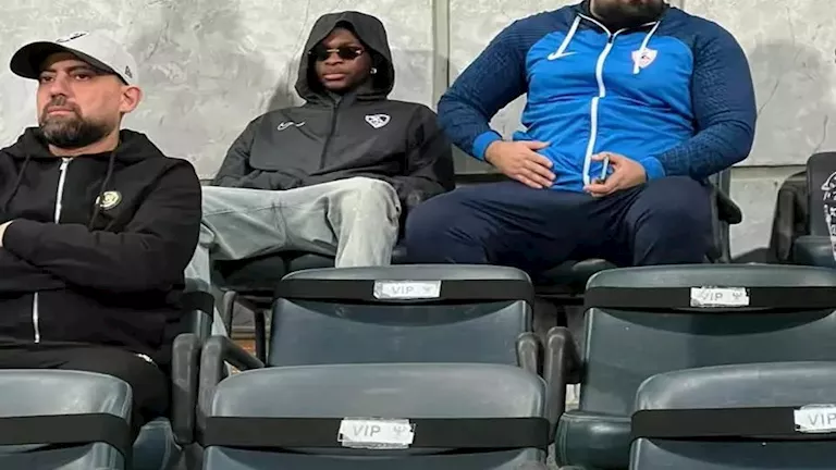 "رغم غيابه".. شيكو بانزا يدعم نادي الزمالك أمام المصري من المدرجات