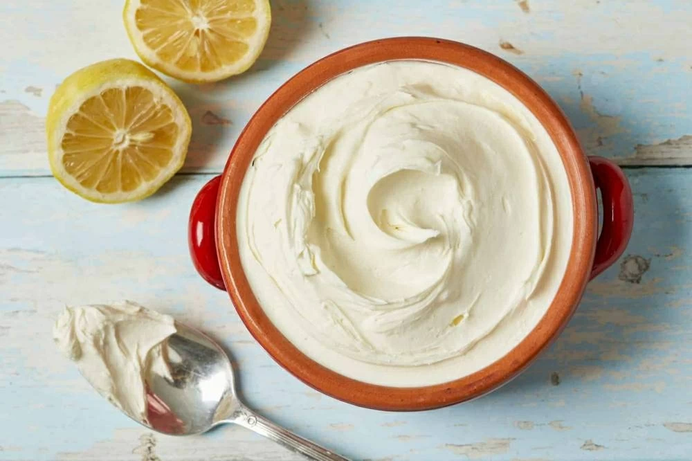 بزيت الزيتون والفازلين.. اصنعى بنفسك كريم ليلى طبيعى يوحد لون بشرتك وينقيها