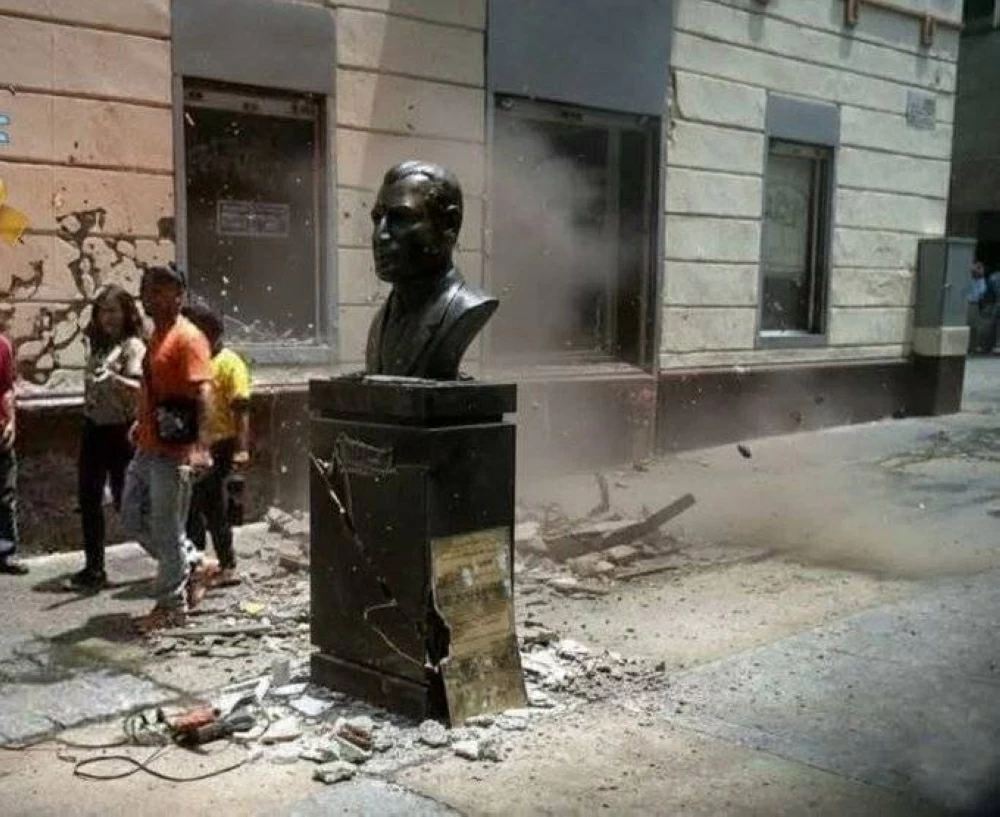 «تحطيم تمثال جمال عبدالناصر فى فنزويلا على يد أنصار أمريكا».. حقيقة الصورة المتداولة