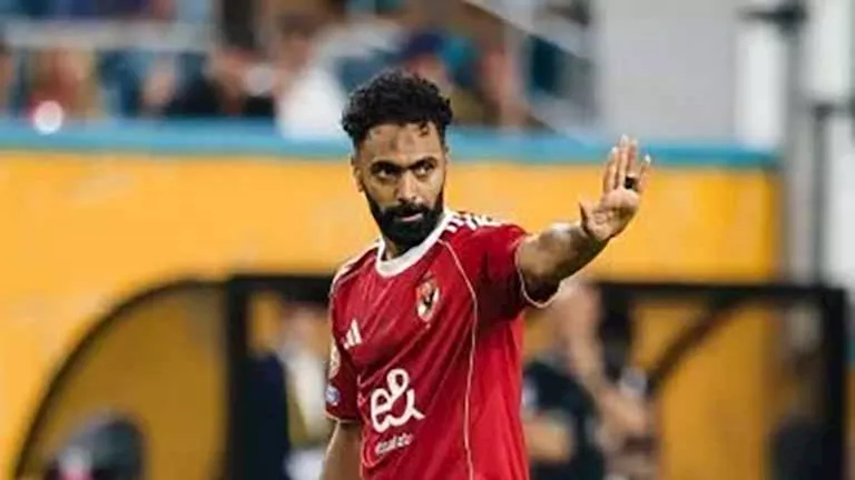 ظهور نادر لحسين الشحات مع أبو تريكة (صورة)