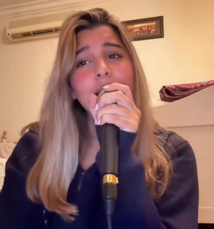 هنا ابنة شيرين عبد الوهاب تشعل مواقع التواصل بغنائها «على بالي» (فيديو)