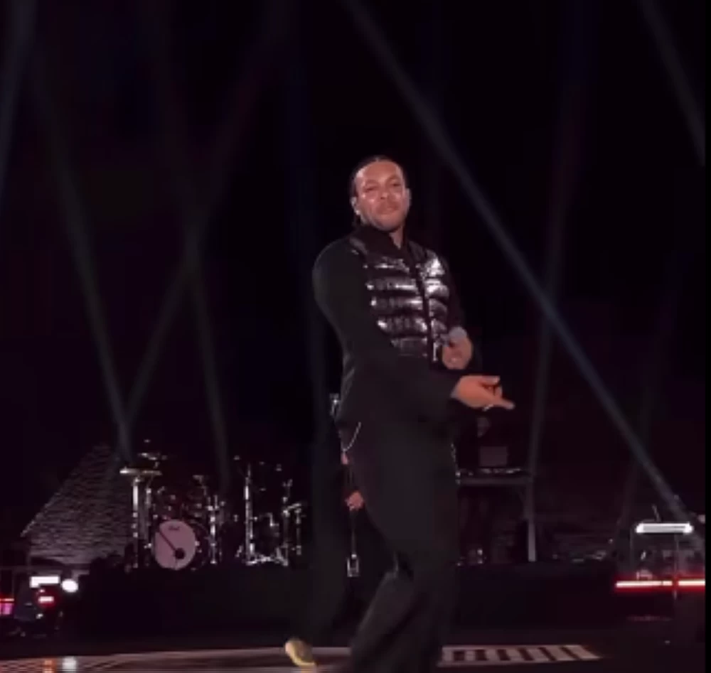 «إطلالة مختلفة وجمهور ضخم».. ويجز يشعل الأجواء بحفل تحت سفح الأهرامات (صور)