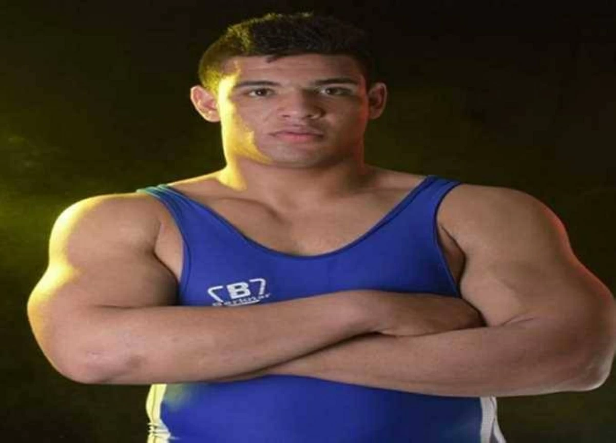 محافظ الدقهلية يُهنئ اللاعب عبد اللطيف منيع لفوزه بذهبية أفريقيا للمصارعة الرومانية