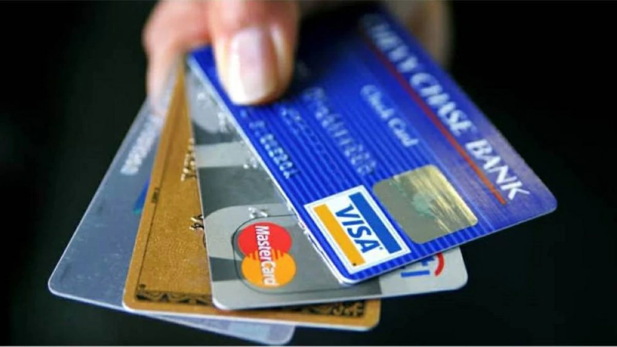 حقيقة فرض عمولات إضافية عند الدفع بالبطاقات البنكية.. خبير مصرفى يوضح
