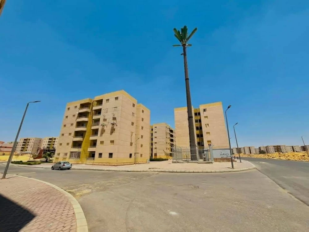 أتوبيس يصطدم بعمارة سكنية فى حى الأندلس بمدينة بدر