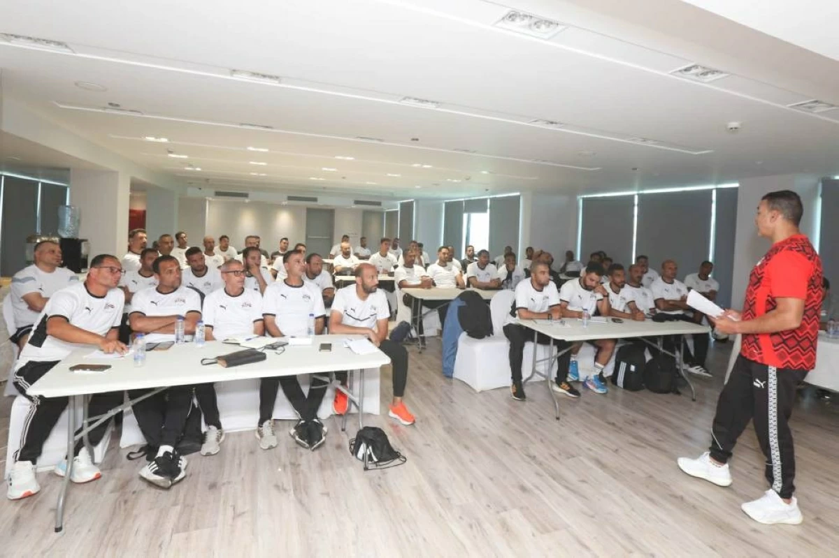 10 مجموعات تدريبية اليوم في الدورة التخصصية لمدربي حراس المرمى