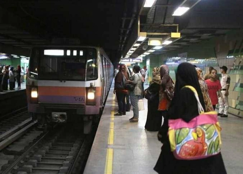 إزالة القديمة وتعليق الجديدة.. «المصري اليوم» ترصد كواليس تطبيق زيادة أسعار تذاكر المترو داخل المحطات قبل استقبال الركاب