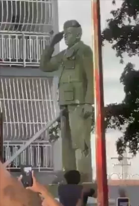 «الفنزويليون يحطمون تمثال مادورو بعد اعتقاله».. حقيقة الفيديو المتداول