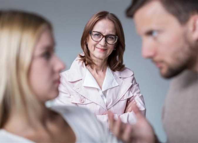 موظفة تطلب الخلع بسبب تدخل أهل الزوج: «سلايفي سبب خراب بيتي»