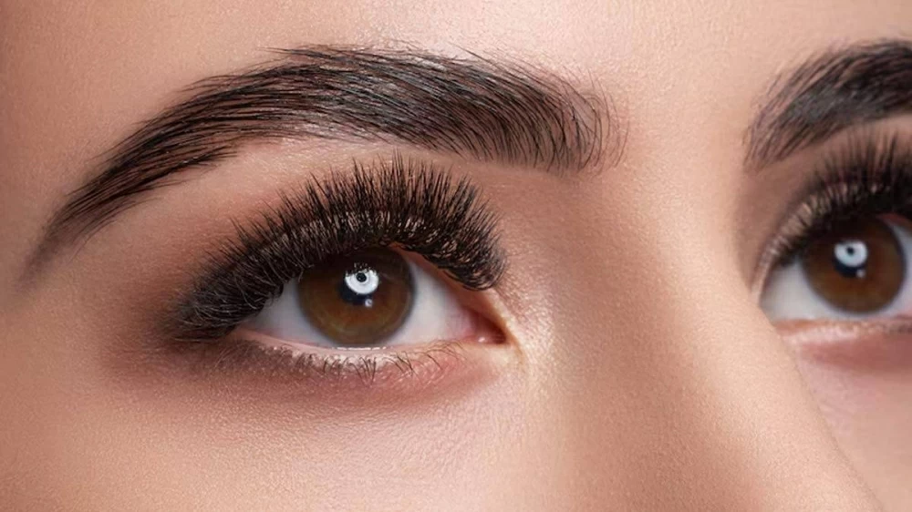 «هتحسي بالفرق مع الاستخدام».. 3 زيوت فعالة لتطويل وتكثيف الرموش