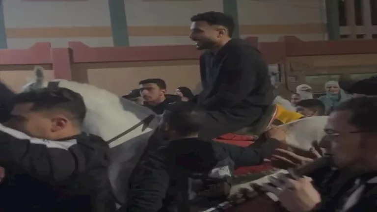 "على ظهر حصان".. 10 صور لاحتفال هادي رياض مع عائلته وأصدقائه بعد انتقاله للأهلي