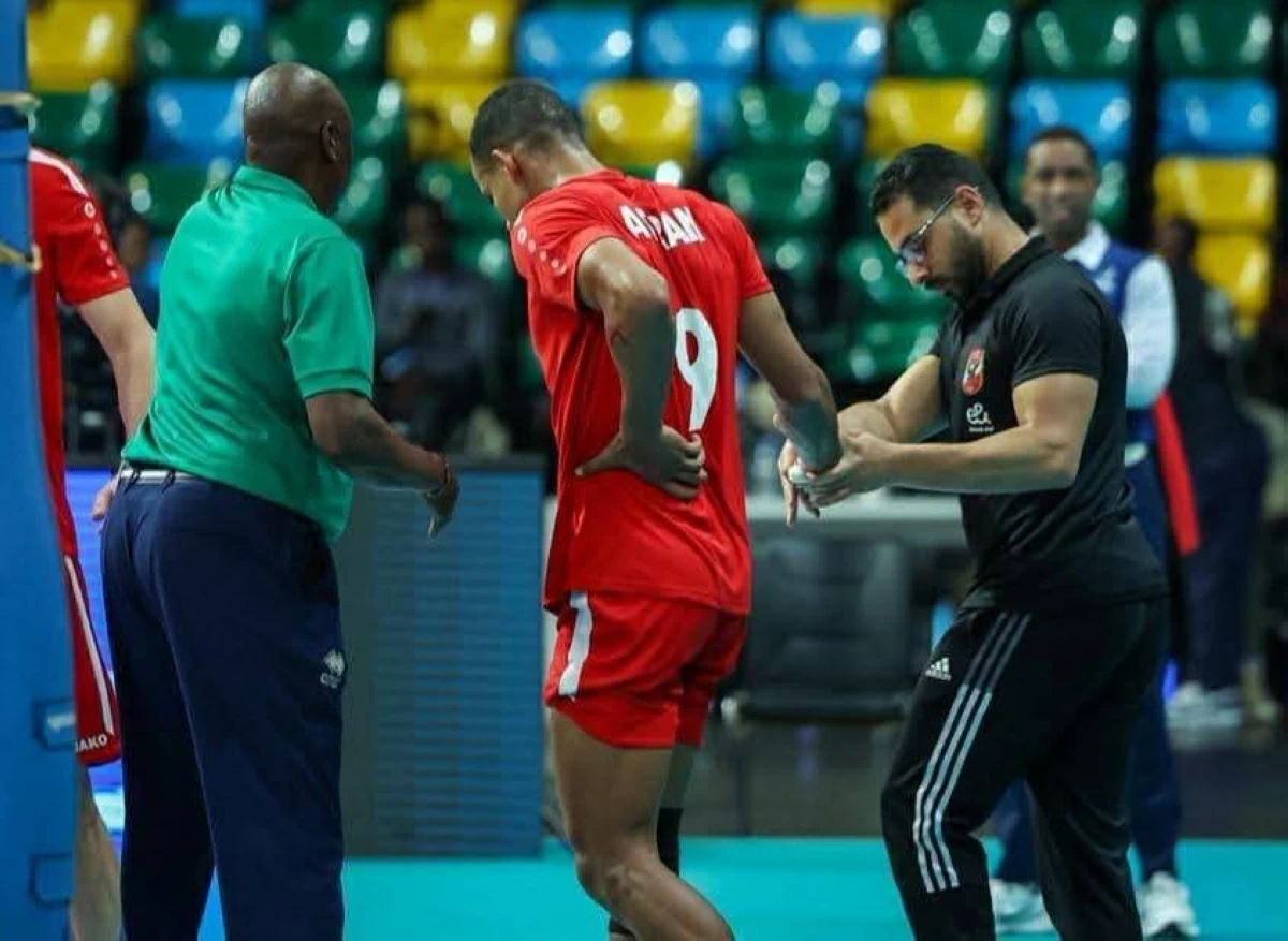 طبيب الأهلي يكشف تفاصيل إصابة نجم الطائرة في البطولة الأفريقية