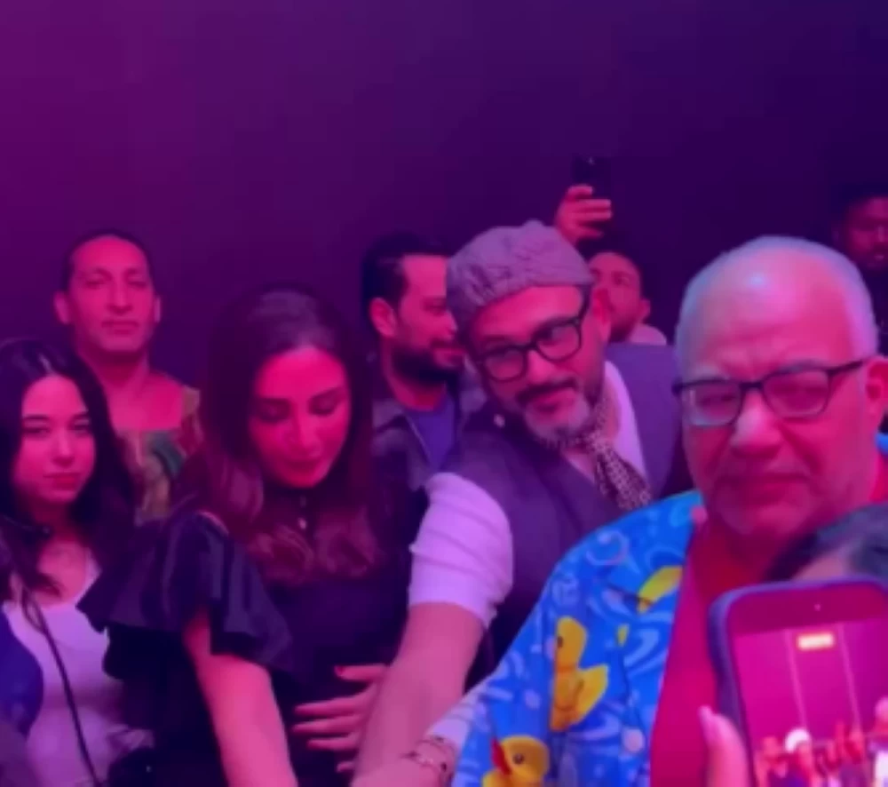 بقراءة «الفاتحة».. أنغام ترافق أكرم حسنى وبيومى فؤاد فى كواليس مسرحية «ماتصغرناش» بالسعودية